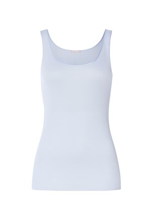 Camiseta sin mangas azul claro con escote redondo y tirantes anchos. Hecha de tela lisa y elástica, presenta una silueta slim y ajustada.