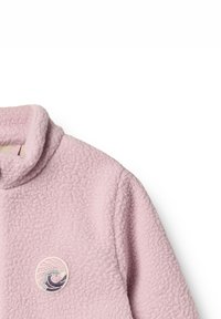 Hellrosa Fleece-Pullover mit Stehkragen, versehen mit einem kreisförmigen Wellenlogo in Pastelltönen, das eine weiche Textur und ein lässiges Design zeigt.