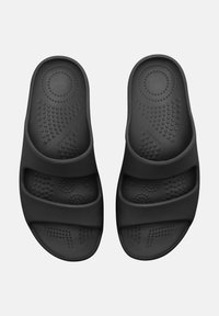 Svarta gummislid sandaler med tre breda remmar, texturerad fotbädd med cirkulära och prickiga mönster för grepp.