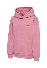 Rosa bomullshoodie med en känguruficka, snörning i huvan och en liten broderad logotyp på bröstet. Mjuk textur och avslappnad passform.
