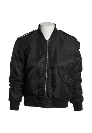 Veste bomber en satin noir avec fermeture éclair à l'avant, poignets et ceinture côtelés, poches à rabat et épaulettes sur un torse de mannequin blanc.