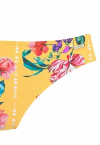 Geel bikini onderstuk met kleurrijke bloemenpatronen in roze, rood en paars, met witte diamantaccenten en een klein "sunseeker" label.