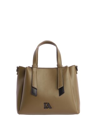 Bolso de mano de piel sintética verde oliva con un diseño estructurado, acentos negros, doble asa superior y un detalle del logotipo en la parte frontal.