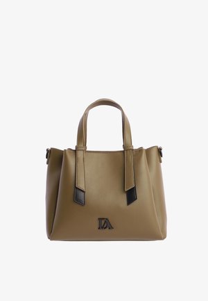 Bolso de mano de piel sintética verde oliva con un diseño estructurado, acentos negros, doble asa superior y un detalle del logotipo en la parte frontal.