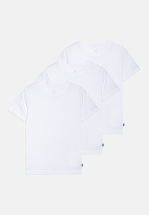 Tres camisetas de algodón blancas con mangas cortas. Cada una tiene un escote redondo y una pequeña etiqueta azul en el lado inferior. Diseño simple y clásico.