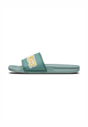 Grønne slide-sandaler med struktureret rem, der har et markant gult og hvidt logo. Letvægtsdesign med åben tå og flad sål.