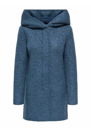 Cappotto in lana blu con un aspetto texture, dotato di un ampio cappuccio, maniche lunghe e un taglio dritto. Nessun tipo di chiusura o decorazione visibile.