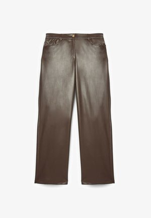 Braune Kunstlederhose mit glatter Textur, geradem Bein Design und Vordertaschen. Mit Knopfverschluss an der Taille.