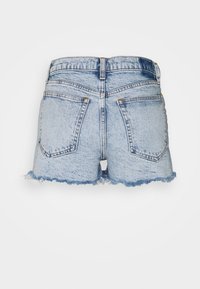 Shorts in denim azzurro chiaro con orli sfrangiati e due tasche posteriori, mostrati da dietro su uno sfondo bianco neutro.