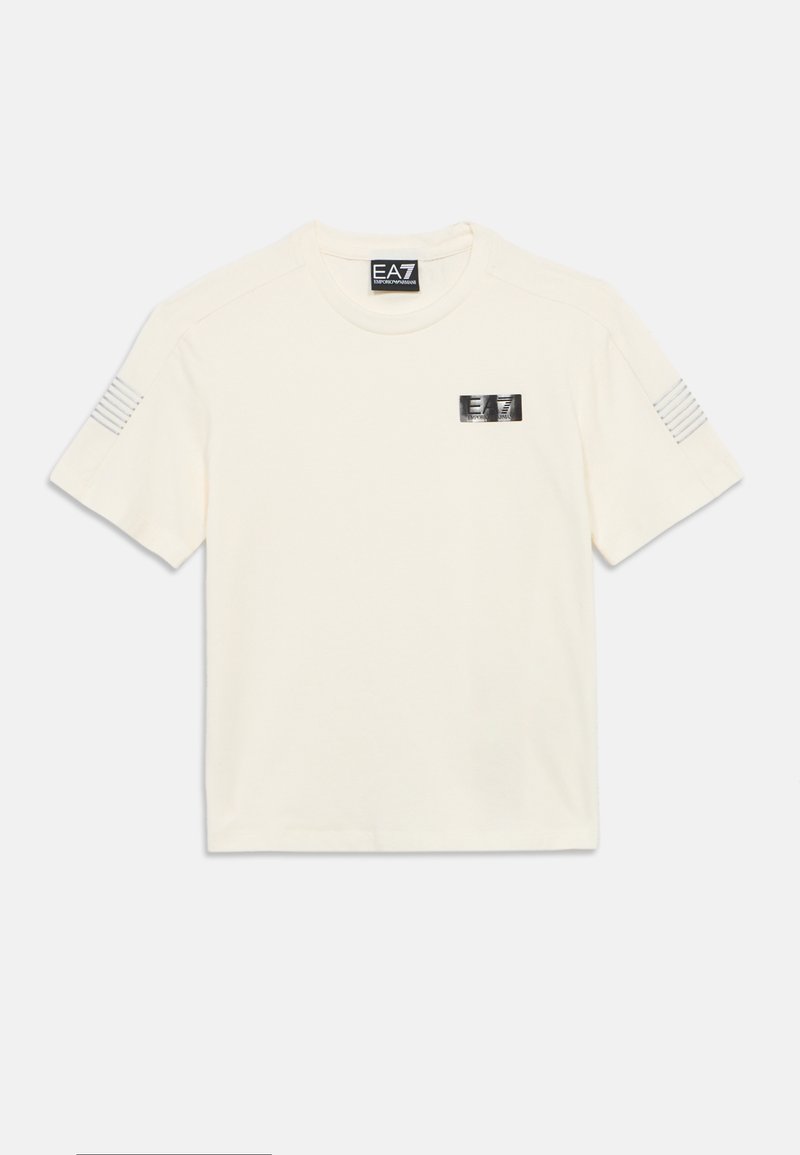 Hele kreemika puuvillane T-särk ümara kaelusega, lühikeste varrukate ja hõbedase EA7 logoplaadiga ning vasakul varrukal kolmed paralleelsed triibud.