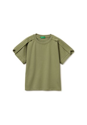 Oliwkowo-zielona koszulka z krótkim rękawem, okrągłym dekoltem i dekoracyjnymi szwami na ramionach, ułożona na płasko na białym tle.