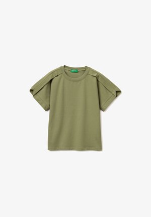 Olivově zelené tričko s krátkým rukávem, kulatým výstřihem a ozdobnými švy na ramenech, položeno na bílém pozadí.