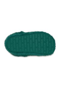 Miękka, turkusowa klapka z puszystym wykończeniem, posiadająca teksturowaną gumową podeszwę z powtarzającym się logo "crocs".