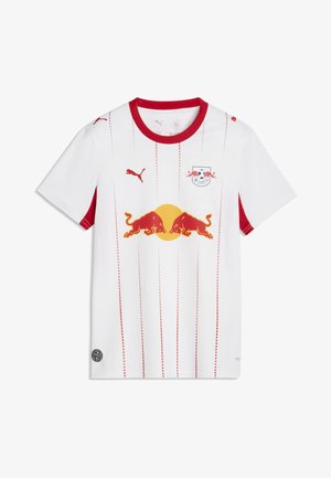 Biały strój piłkarski RB Leipzig z czerwonym kołnierzykiem, cienkimi pionowymi czerwonymi paskami, logo Puma oraz logo Red Bull z dwoma czerwonymi bykami i żółtym kołem.