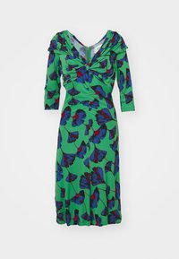 Grön klänning med blommönster i blått och rött, med en draperad design, trekvartsärmar och en låg halsringning.