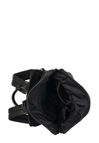 Sac à dos en cuir noir avec une ouverture zippée, doté d'une poche intérieure et d'une texture lisse. L'intérieur est doublé de tissu noir.