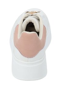 Baskets blanches avec un accent de talon en daim rose pâle, tige en cuir lisse, bout rond et semelle intérieure rembourrée. Détails en métal doré sur les lacets.