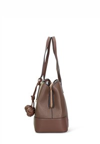 Bruine leren handtas met een gestructureerd oppervlak, een ritssluiting en een gevlochten knoopaccent aan de zijkant; voorzien van dubbele schouderbanden.