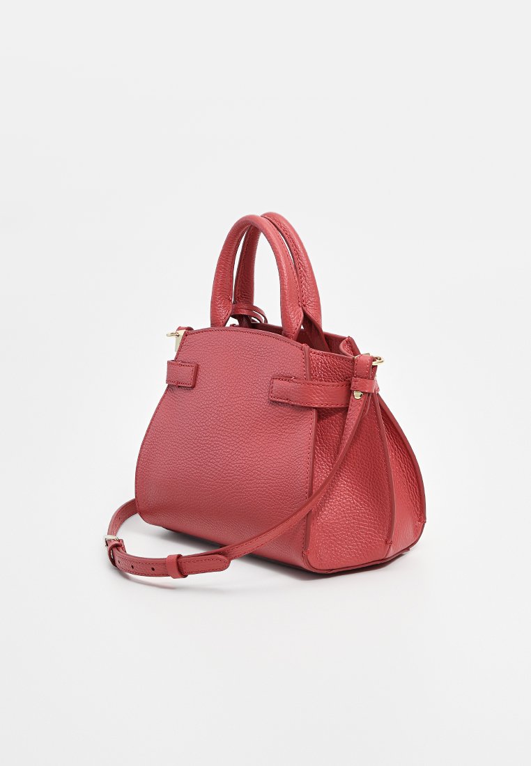 Borsa a mano in pelle rossa con finitura texture, doppi manici, tracolla staccabile e dettagli in metallo dorato. Forma arrotondata con plissettature laterali.