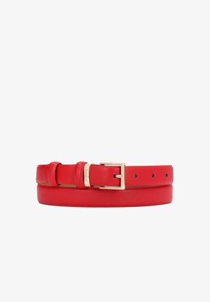 Cinturón de cuero rojo con una hebilla rectangular dorada, con dos trabillas y cuatro agujeros de ajuste, colocado plano sobre un fondo blanco.