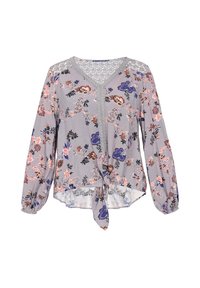 Blusa floral en gris claro con mangas largas, escote en V y un dobladillo delantero atado. Presenta patrones florales multicolores y detalles de encaje.