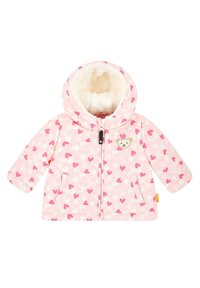 Veste à capuche rose avec une doublure en fourrure, ornée d'un motif en forme de cœur dans différentes teintes. Deux poches avant et un détail brodé d'ours sur la poitrine.