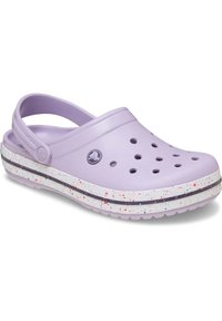 Paarse Crocs met ventilatiegaten, gevoerde zool, wit gespikkelde tussenzool en een achterkantriem voor een veilige pasvorm.