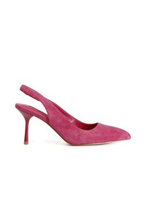Lyserød semsket slingback-pumpe med spids tå og en slank stiletto-hæl. Indvendigt har den en kontrasterende glat overflade.