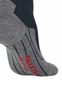 Calcet�ín gris con detalles en azul marino, textura acanalada, talón reforzado y logo de marca impreso en rojo, diseñado para comodidad y durabilidad.