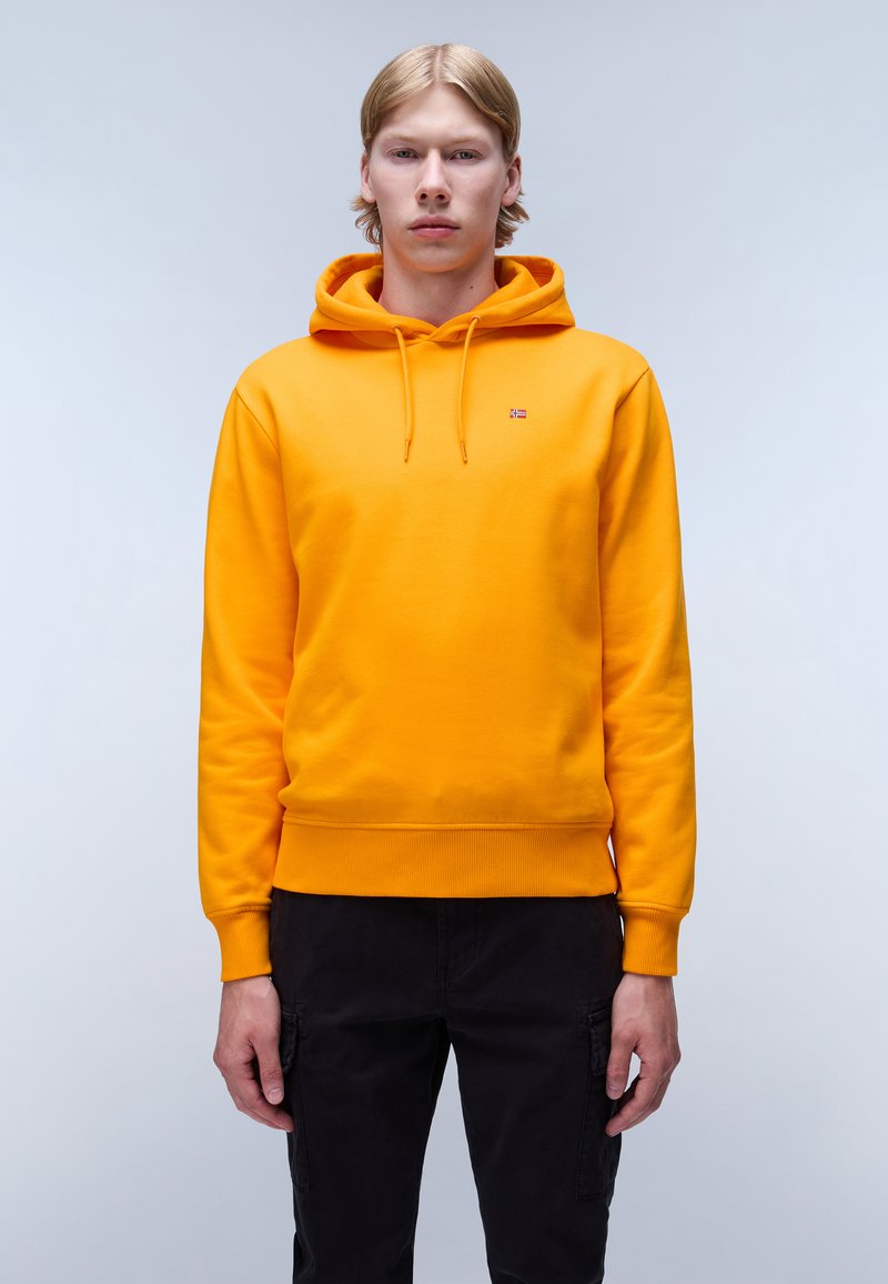 Gele hoodie van zacht materiaal met een voorzak in kangoeroestijl, een verstelbare capuchon met trekkoord en geribbelde boorden. Bevat een klein logo op de borst.