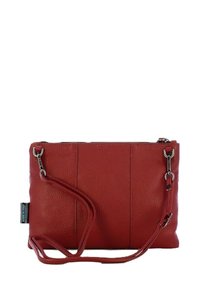 Borsa a tracolla rossa in pelle con superficie texture, dotata di tracolla rimovibile e dettagli in metallo argentato. Design rettangolare semplice.