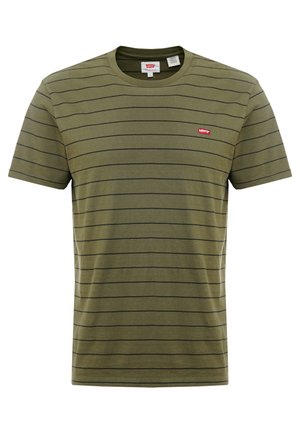Camiseta de manga corta verde oliva con delgadas rayas horizontales negras y un pequeño logo rojo de Levi's en el pecho izquierdo.