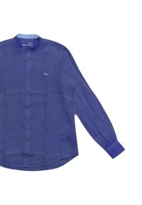 Camicia di lino blu a maniche lunghe con colletto alla cinese, chiusura frontale con bottoni e un piccolo logo ricamato sul lato sinistro del petto.