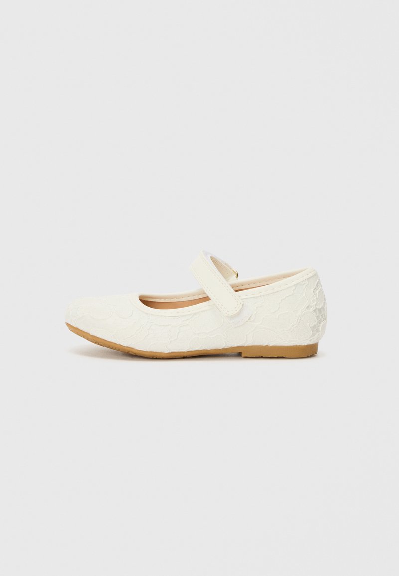 Ballerines blanches en dentelle avec un bout arrondi, dotées d'une sangle en Velcro et d'un motif texturé. Semelle en caoutchouc marron.