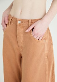 Free People GOOD LUCK MID RISE BARREL - Traperice opuštenog kroja - ginger root