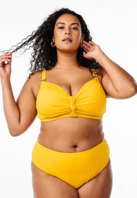 Gul bikini-set med knuten framsidan, justerbara band och högmidjad underdel. Slät, stretchig tyg med minimala detaljer.