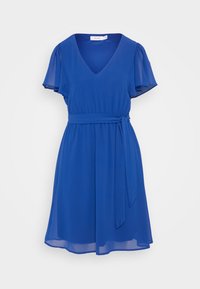 Robe bleue longueur genou avec col en V, manches courtes volantées et ceinture en tissu nouée à la taille, présentée sur un fond uni.