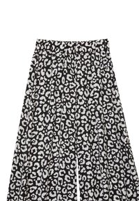 Pantaloni neri con un motivo a stampa leopardata bianca, dotati di una cintura elastica e pieghe per un fit rilassato.