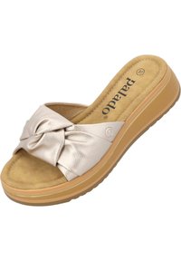 Dames slide sandaal met een metallic zilveren leren bovenwerk met een geknoopt ontwerp, een zachte beige inlegzool en een duurzame tan rubberen zool.