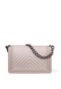 Borsa a mano in pelle beige trapuntata con design strutturato, dotata di tracolla a catena e motivo decorativo a zigzag sulla parte frontale.