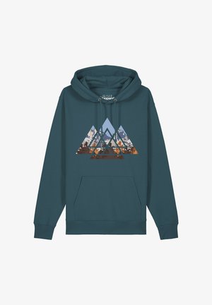 Petrolfarbener Kapuzenpullover mit Fronttasche, der ein geometrisches Bergdesign mit Wald- und Himmelmustern in den Dreiecken zeigt.