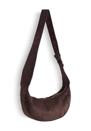 Dunkelbraune Wildleder-Umhängetasche in Halbmondform mit verstellbarem Riemen und Reißverschluss oben.