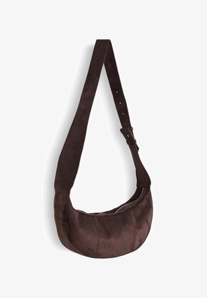 Dunkelbraune Wildleder-Umhängetasche in Halbmondform mit verstellbarem Riemen und Reißverschluss oben.
