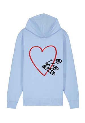 Sweat à capuche bleu clair avec un cœur rouge brodé et trois épingles de sécurité noires au centre. Tissu doux et poignets ajustés.