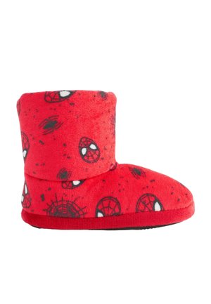 Rote Hausschuhe mit einer weichen, plüschigen Textur, die Spider-Man-Grafiken mit Netzen und Masken zeigen, sowie einer grauen Gummisohle.