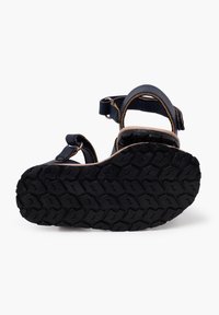 Sandal in pelle blu con cinturini regolabili, caviglia imbottita e suola in gomma nera testurizzata con un battistrada a motivo per una migliore aderenza.