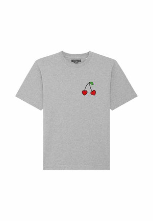 Tricou gri din bumbac cu un grafic mic de cireș roșu și o frunză verde pe pieptul stâng. Guler rotund, mâneci scurte, croială casual.