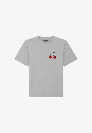 Camiseta de algodón gris con un pequeño gráfico de una cereza roja y una hoja verde en el lado izquierdo del pecho. Cuello redondo, mangas cortas, corte casual.