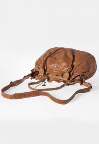 Bruine leren tas met een gestructureerd oppervlak, ronde vorm, dubbele handvaten en een verstelbare schouderband; beschikt over een ritssluiting en een decoratieve ketting.