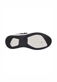 Podešev boty s černou gumovou základnou a bílou mezipodešví, která má strukturovaný geometrický vzor a branding.
